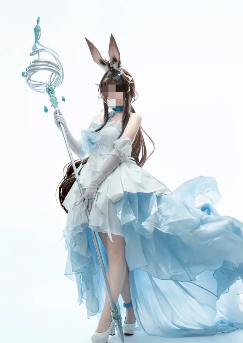 浅蓝色奇幻角色站姿人体 pose 参考，保留原图隐私遮挡