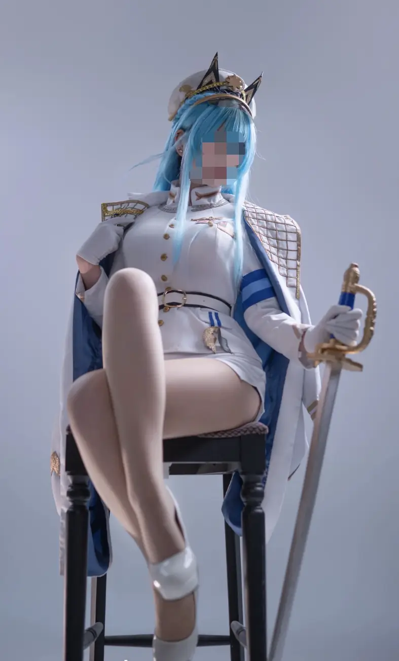 蓝白角色坐姿人体 pose 参考，保留原图隐私遮挡